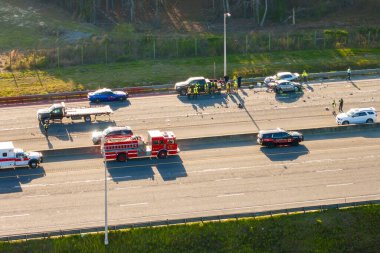 Amerikan otobanındaki araba kazasına ilk müdahale ekipleri geldi. Acil servis, ABD 'de yüksek hızlı yolda araba kazası kurbanlarına yardım ediyor.