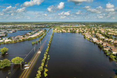 Florida yerleşim bölgesinin etrafını sularla çevrili batık arabayla dolu bir yol. Debby Kasırgası Doğal Afet.