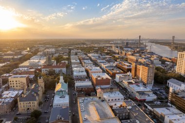 Geceleyin tarihi Amerikan şehir mimarisi. Savannah, Georgia 'nın eski şehri. Aydınlatılmış sokaklar ve binalar yukarıdan.