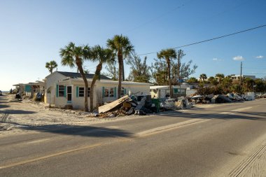 Florida 'da kasırga hasarı. Yıkılmış evlerin çöp yığınları sokak tarafında. Doğal afetin sonuçları..
