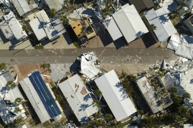 Kasırga Florida mobil evlerinin çatılarını tahrip etti. Doğal afetin sonuçları..