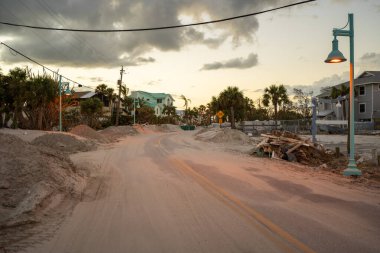 Milton Kasırgası temizlik sonrası. Florida 'da Manasota Key' de enkaz ve kum yığınları var..