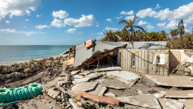 Milton Kasırgası 'nın Florida' daki Manasota Key üzerindeki sonuçları. Deniz kıyısındaki yıkılmış evler. Fırtına şiddetli hasar verdi..