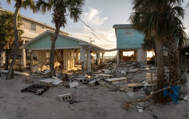Milton Kasırgası Florida, Manasota Key 'deki rıhtım evinde şiddetli hasara yol açtı. Körfez kıyısındaki evim yıkıldı..