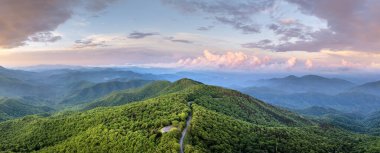 Yaz mevsiminde Blue Ridge Parkway 'deki Mitchell Dağı manzarası. Kuzey Carolina Appalachian dağlarındaki dağ geçidi yolu, ABD.