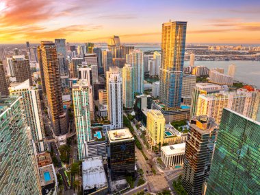 Miami Brickell, Florida, ABD gün batımında. Şehir merkezindeki gökdelen binalarının yukarıdan görünüşü. Ticari finans bölgesiyle Amerikan megapolis.