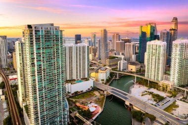 Gün batımında Florida, ABD 'deki Miami şehir merkezi ofis bölgesinde. Modern Amerikan kıyı şehrindeki yüksek ticari ve meskun gökdelen binaları.