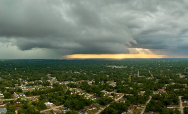Kasaba üzerinde sağanak fırtınadan önce fırtınalı gökyüzünde oluşan kara uğursuz bulutların manzarası..