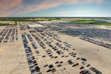 Fabrika otoparkında dağıtım için yeni arabalar.