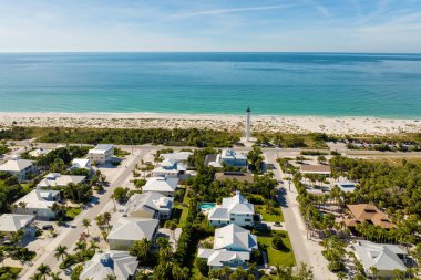 ABD 'de birinci sınıf konut geliştirme. Boca Grande 'deki yeşil palmiye ağaçları arasında pahalı rıhtım evleri güneybatı Florida' daki Gasparilla Adası 'nda küçük bir kasaba..