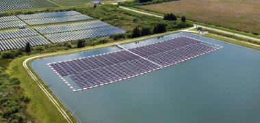 Su yüzeyinde sıfır emisyonlu sürdürülebilir fotovoltaik elektrik üretimi. Temiz elektrik enerjisi üretmek için yenilenebilir elektrik santralinde yüzen güneş panelleri.