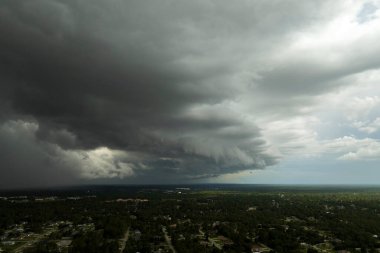 Yaz mevsiminde Florida kırsalında sağanak yağmur. Fırtınalı bulutlardan akan yağmur suyu.