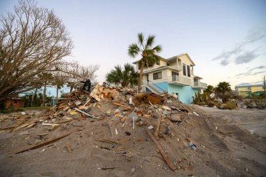 Hurda ve hurda, Florida 'daki ev alanındaki şiddetli hasar gören evlerden sonra sokak kenarındaki yığınlar halinde imha edildi. Doğal afetin sonuçları..