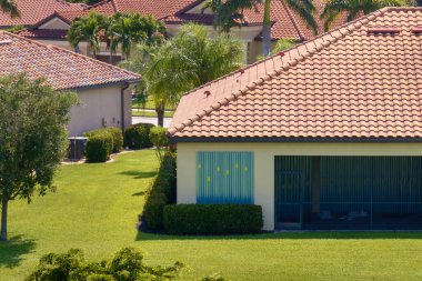 Kasırganın ev pencerelerini koruması için çelik çarşaflar, fırtına kepenkleri olarak monte edildi. Florida 'daki doğal felaketten önce koruyucu tedbirler.