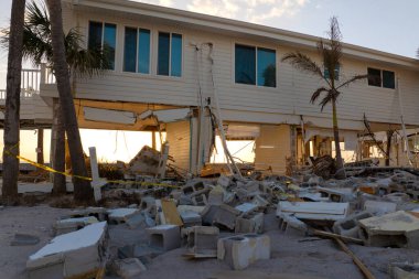 Fırtına dalgası, kasırganın neden olduğu okyanus kıyısındaki ciddi hasarlı yerleşim evleri. Florida 'da doğal afet sonuçları.