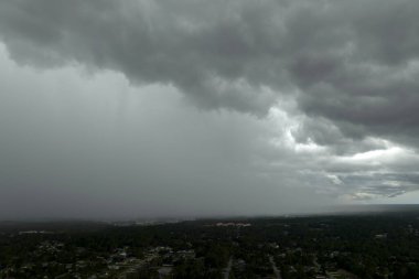 Florida 'da tropik fırtına. Şiddetli fırtına sırasında karanlık gökyüzünde fırtına bulutları oluşuyor. Hareket eden ve değişen bulutlu hava durumu.