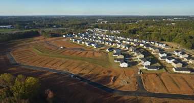 Güney Carolina yerleşim bölgesinde inşa edilmiş yoğun konut evlerinin yukarıdan görüntüsü. Amerikan banliyölerinde emlak gelişimine örnek olarak Amerikan rüya evleri.