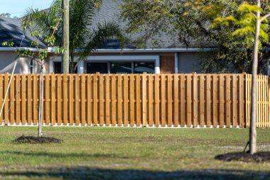 Güney Florida 'da özel mülk koruma ve mahremiyet için özel arazi çevreleyen ahşap çitler..