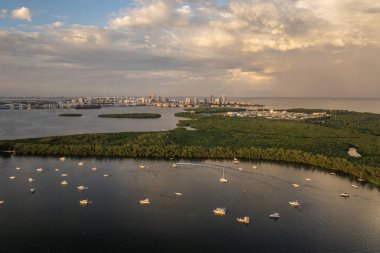 Miami, Florida 'da yatçılık. Biscayne Körfezi limanında demirli eğlence yatları ve balıkçı tekneleri. Şehir merkezindeki gökdelenler ve gökdelenler üzerinde akşam.
