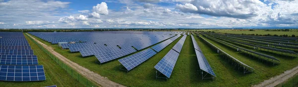 Temiz elektrik enerjisi üretmek için birçok sıra güneş fotovoltaik paneli bulunan sürdürülebilir büyük elektrik santralinin havadan görünüşü. Sıfır emisyon kavramı ile yenilenebilir elektrik.