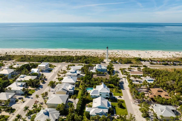 ABD 'de birinci sınıf konut geliştirme. Boca Grande 'deki yeşil palmiye ağaçları arasında pahalı rıhtım evleri güneybatı Florida' daki Gasparilla Adası 'nda küçük bir kasaba..