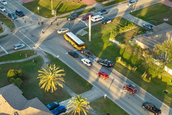 ABD caddesinde hasarlı okul otobüsü ve arabası ile trafik kazası..