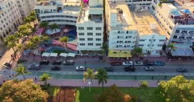 Amerikan ikonik seyahat rotası. Günbatımında Miami Sahili 'ndeki Ocean Drive Caddesi' nde aydınlandı. Florida yolu trafiği hareketli