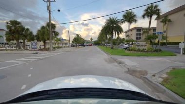 Amerikan seyahat güzergahı. POV Venedik caddesinde sürüyor. Florida yolu trafiği hareketli