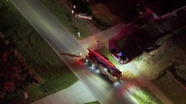 Amerikan caddesindeki kaza yerine yardım eden ilk müdahale ekipleriyle trafik kazası. ABD 'de trafik kazası.