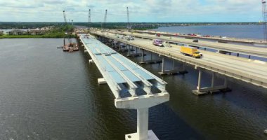 Otoyol köprüsünde inşaat halindeki trafik arabalarını sürmek. Amerikan karayolu üzerinde trafik altyapısı inşa ediliyor