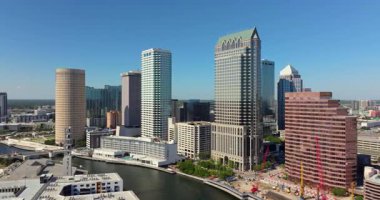 Tampa, Florida 'da trafik, sokak lambaları ve şehir merkezindeki yüksek binalarla kent manzarası