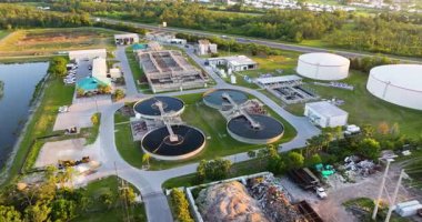 Şehir atık su arıtma tesisinde su arıtma tesisi. İstenmeyen kimyasalların, askıya alınmış katı maddelerin ve gazların kirlenmiş sıvılardan çıkarılması süreci