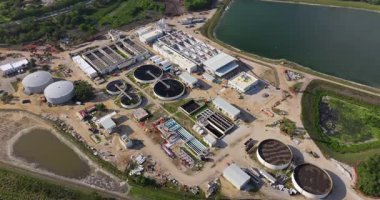 Şehir atık su arıtma tesisinde su arıtma tesisi. İstenmeyen kimyasalların, askıya alınmış katı maddelerin ve gazların kirlenmiş sıvılardan çıkarılması süreci