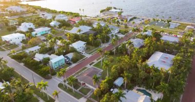 Punta Gorda 'nın havadan görünüşü, Florida' nın tarihi kıyı kenti. Dar sokakları ve eski binaları olan Güney Amerika mimarisi