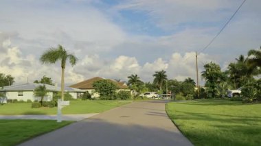 Amerikan seyahat güzergahı. POV, Venice caddesinde araba sürüyor. Florida yerleşim bölgesi