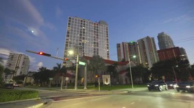 Florida 'da Amerikan caddesinde gece vakti Miami' de araba sürüyorum.