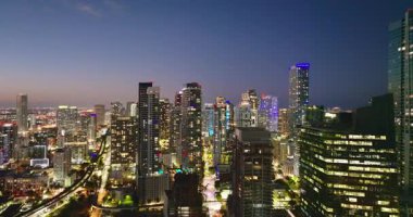 Miami 'nin şehir merkezi, Florida, ABD. Modern Amerikan şehrinde geceleri yüksek gökdelen binalarının kentsel manzarası