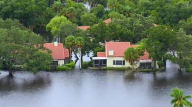 Florida 'da sel, tropikal fırtınadan kaynaklanıyor. Sel sularıyla çevrili yerleşim yerlerindeki banliyö evleri. Doğal afetten sonra