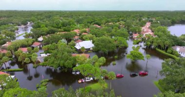Florida, ABD 'deki yerleşim birimlerinde kasırga evleri sular altında bıraktı. Doğal afetten sonra