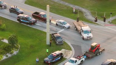 Çekici kamyon kaza yerinde kaza yapmış. Amerikan caddesindeki araba kazasına acil servis personeli ve araçlar müdahale ediyor.