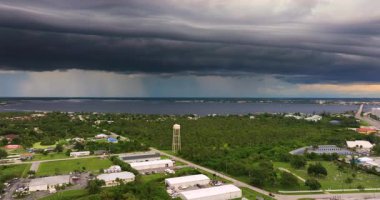 Kara fırtına bulutları Florida 'daki Charlotte Limanı su kulesinde toplanıyor. Yaz fırtınası sırasında sağanak yağış bekleniyor.