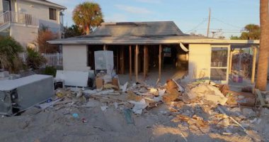 Okyanus kıyısındaki yıkılmış evler. Milton Kasırgası 'nın sonuçları Englewood, Florida' da. Fırtına şiddetli hasar verdi.