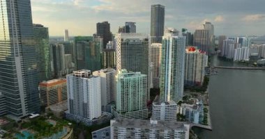 Miami Brickell 'in şehir merkezi, Florida, ABD. Modern Amerikan megapolis 'indeki deniz manzaralı gökdelen binalarının akşam manzarası