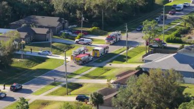 Florida yerleşim yerindeki karbon monoksit kazasına acil servis personeli cevap veriyor. Özel evin yangın tehlikesini araştıran ilk ekipler.