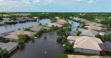 Florida yerleşim bölgesindeki sel basmış ev ve arabaları sel basmış. ABD 'nin güneyindeki doğal afet sonrası.