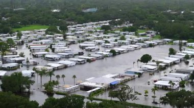 Florida 'da sel, tropikal fırtınadan kaynaklanıyor. Sel sularıyla çevrili yerleşim yerlerindeki banliyö evleri. Doğal afetten sonra