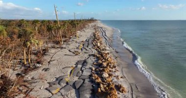 Florida 'da Manasota Key' de Milton Kasırgası 'ndan sonra okyanus kıyısındaki yol erozyonu. Blind Pass Plajı 'ndaki fırtına dalgası yokedildi. Trafik altyapısında ciddi hasar.