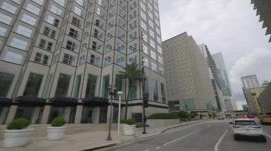 Miami 'de araba kullanmak. Florida altyapısı olan Amerikan sokakları. Ulaşım kavramı