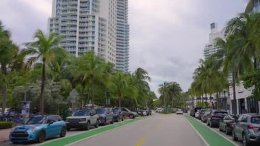 Miami Beach City 'de Ocean Drive caddesinde giden bir araba manzaralı. Florida turist altyapısı olan Amerikan sokakları. Ulaşım kavramı