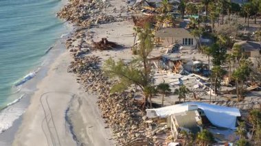 Yıkıma ya da onarıma ihtiyacı olan yıkılmış bir bina. Fırtına dalgaları ve rüzgâr yüzünden ev çatısı hasar gördü ve Florida 'da kasırga üstüne duvarlar çöktü.